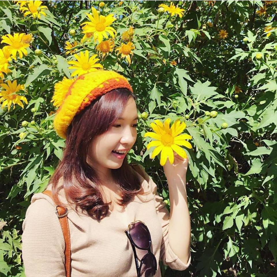 Thụy Vy ăn mặc khá giản dị nhưng cách phối phụ kiện thời trang như mũ, kính và túi xách khiến cô sành điệu không kém các hot girl.