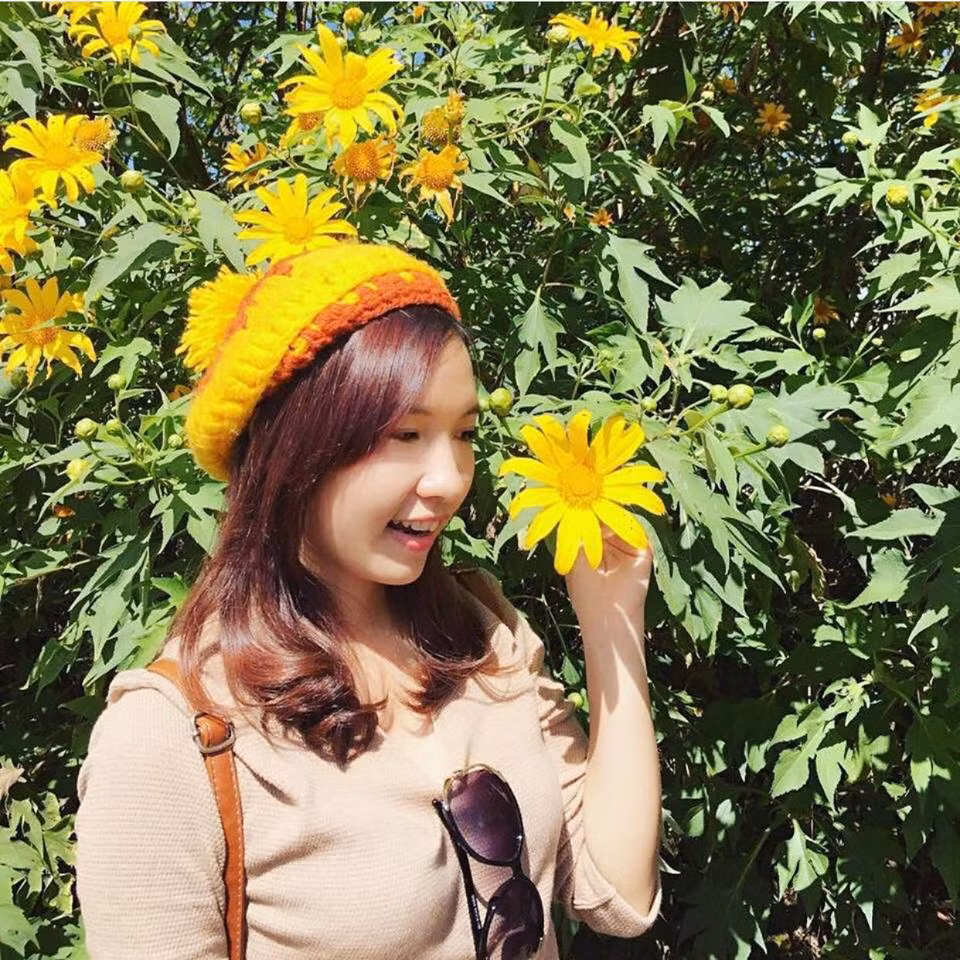 Thụy Vy ăn mặc khá giản dị nhưng cách phối phụ kiện thời trang như mũ, kính và túi xách khiến cô sành điệu không kém các hot girl.