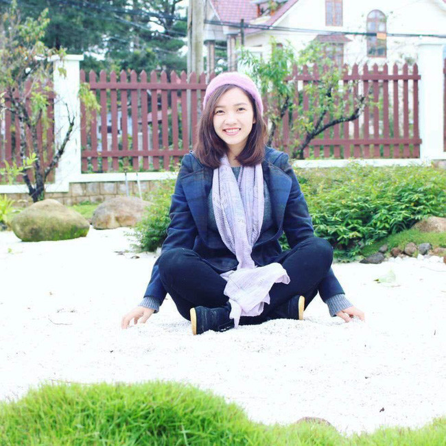 Cô chọn trang phục tối màu nhưng chiếc khăn màu sáng và mũ hồng chính là điểm nhấn nổi bật.