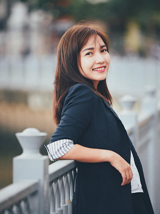 Cô nàng thường xuyên diện áo vest trẻ trung, cá tính.