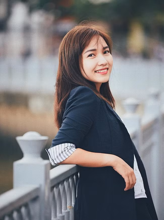 Cô nàng thường xuyên diện áo vest trẻ trung, cá tính.