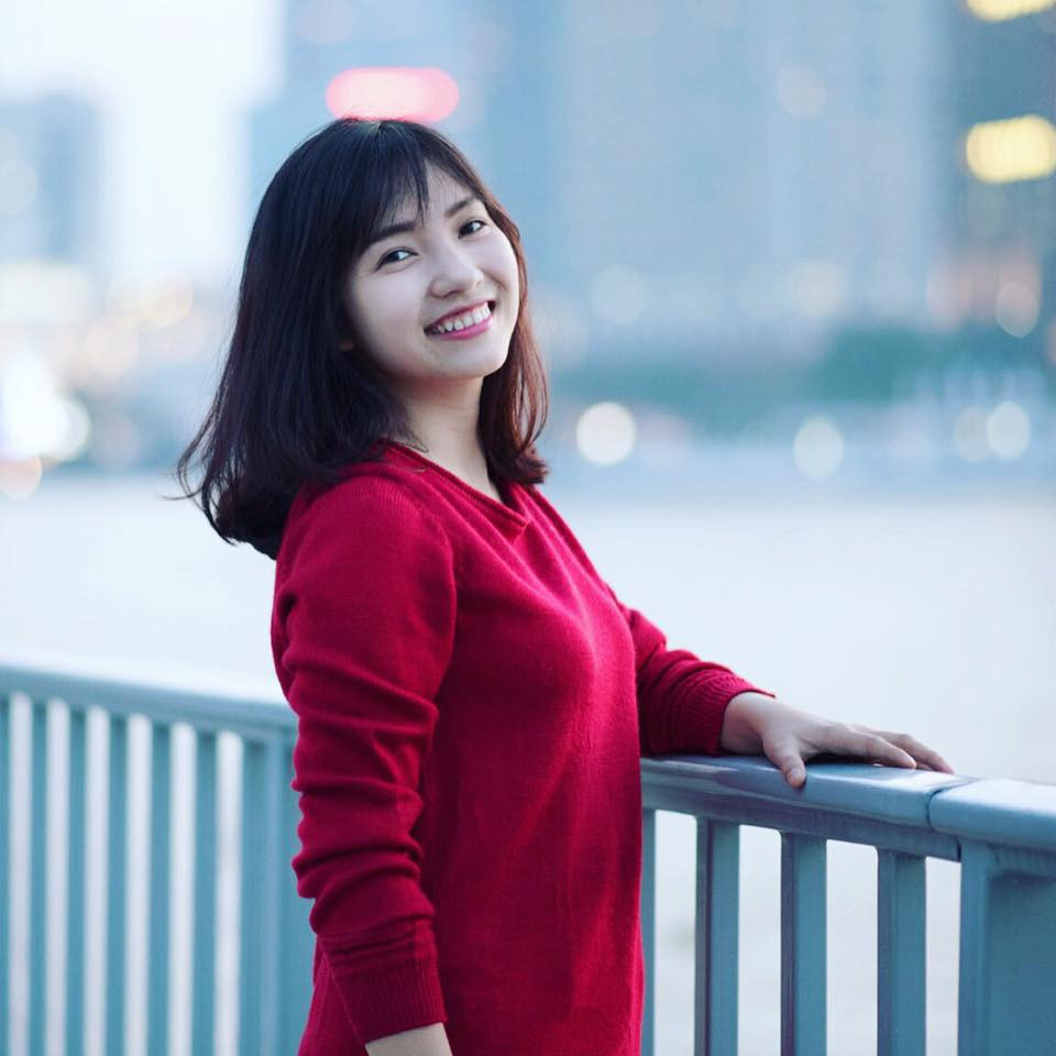 Cô nàng tự tin trong chiếc váy len đỏ nổi bật.