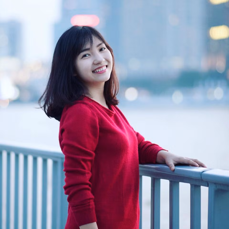 Cô nàng tự tin trong chiếc váy len đỏ nổi bật.