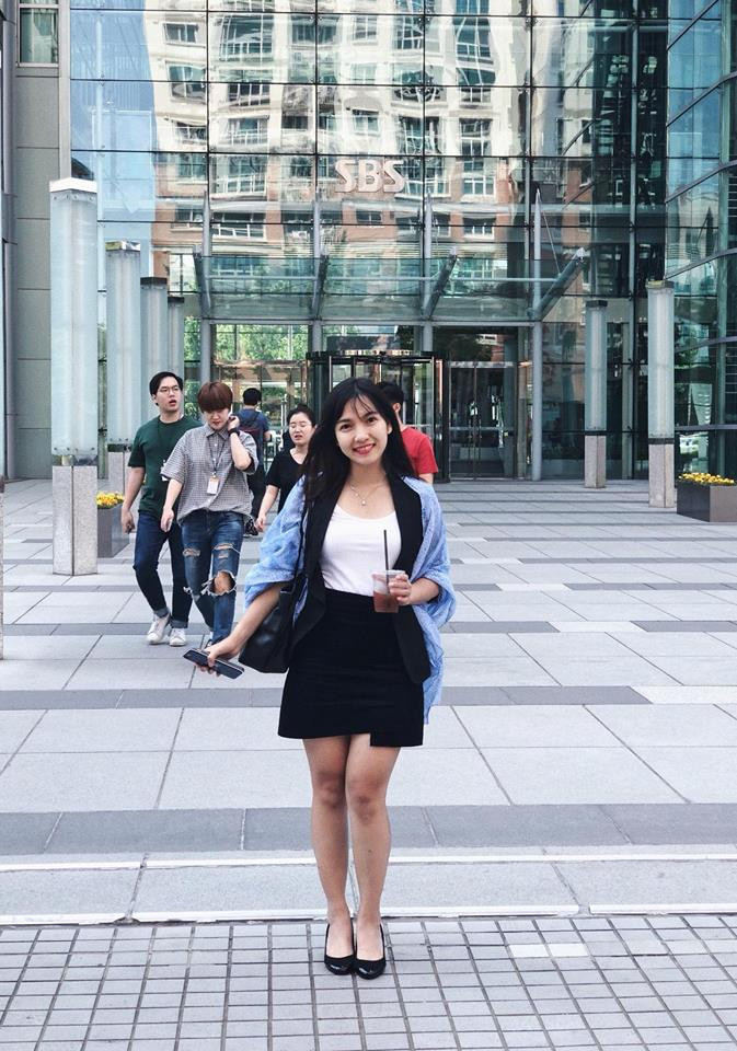 Dù không thuộc diện hot girl chân dài nhưng Thụy Vy có phong cách thời trang rất cá tính. Ảnh: FBNV.