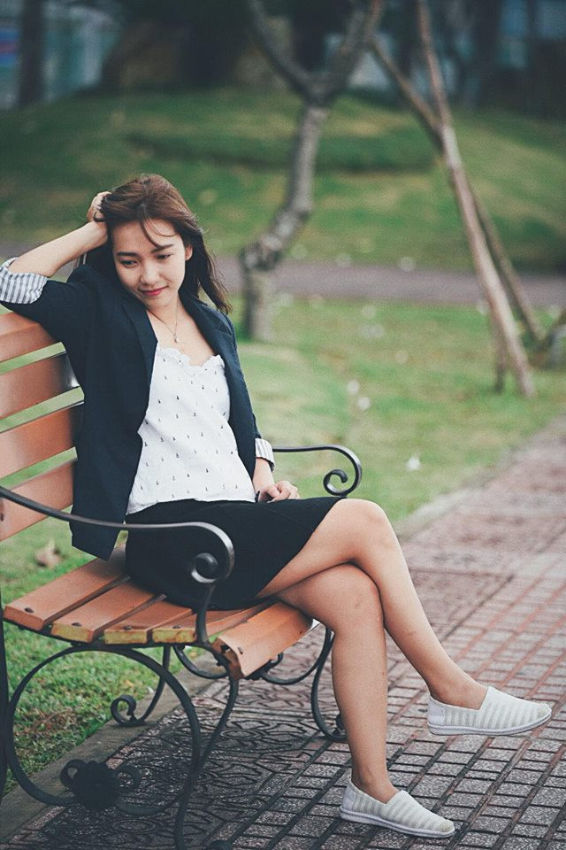 Áo sơ mi trắng phối với chân váy ngắn và vest tay lỡ năng động.