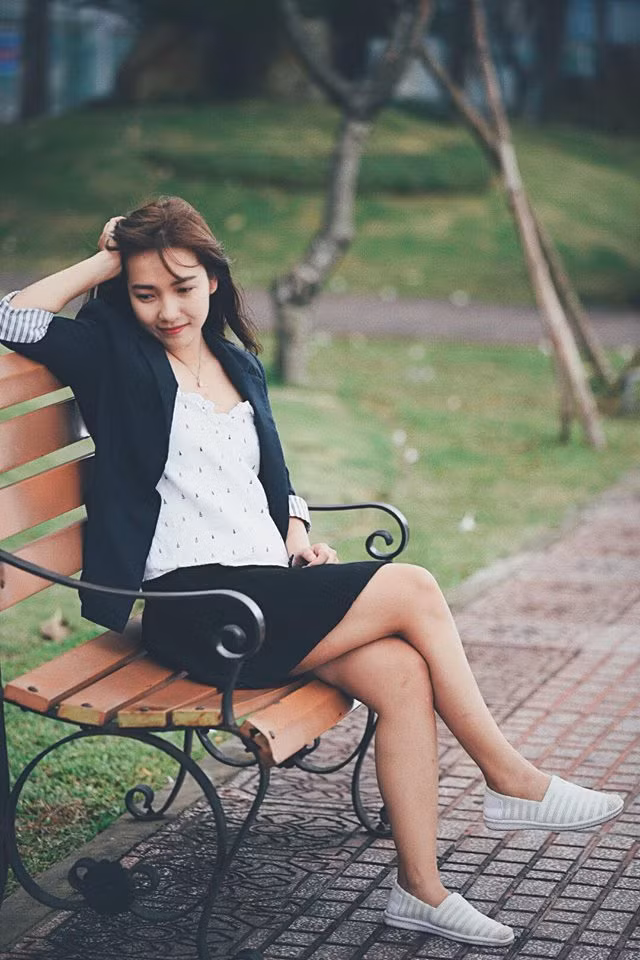 Áo sơ mi trắng phối với chân váy ngắn và vest tay lỡ năng động.