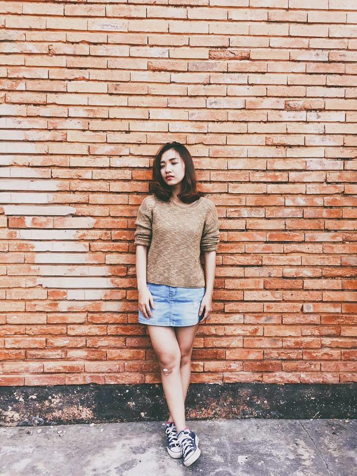 Áo len phối với chân váy bò và giày thể thao nhẹ nhàng xuống phố.