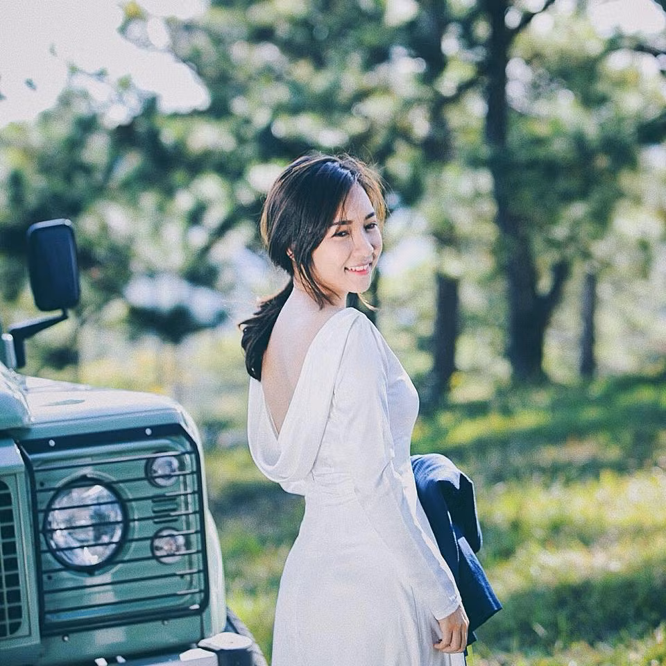 Vợ sắp cưới của rapper Tiến Đạt có gương mặt tròn trịa cùng gu thời trang trẻ trung.