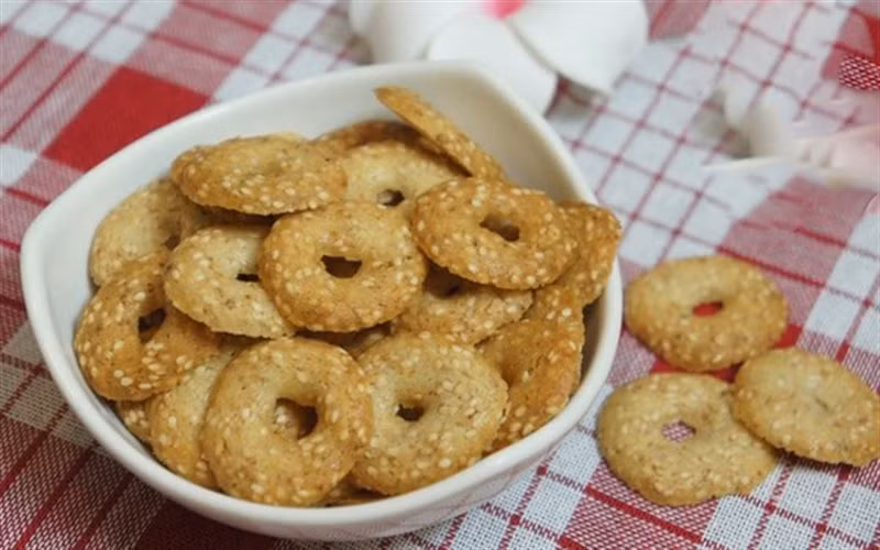 Bánh quy vẫn có rất nhiều đường. Chỉ cần 3 chiếc bánh quy cũng làm tan cơn đói của bạn và bổ sung thêm 200 calo vào cơ thể.