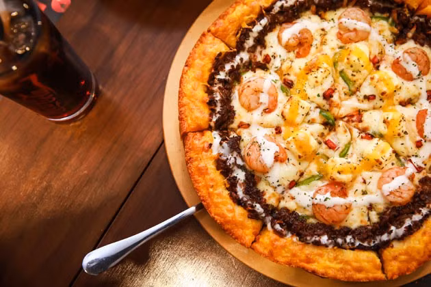 Pizza có phần đế bánh quy (Hàn Quốc): Mr Pizza là một chuỗi cửa hàng pizza nổi tiếng ở Hàn Quốc, thường hướng đến đối tượng là phụ nữ độc thân. Do đó, menu của quán luôn có những cái tên rất độc đáo như "suất ăn lãng mạn", "miếng bánh đáng yêu", hay "khu vườn bí mật"...Ảnh: Wowamazing.