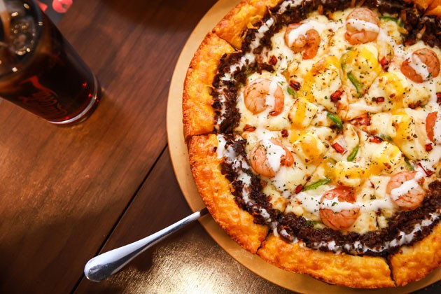 Pizza có phần đế bánh quy (Hàn Quốc): Mr Pizza là một chuỗi cửa hàng pizza nổi tiếng ở Hàn Quốc, thường hướng đến đối tượng là phụ nữ độc thân. Do đó, menu của quán luôn có những cái tên rất độc đáo như "suất ăn lãng mạn", "miếng bánh đáng yêu", hay "khu vườn bí mật"...Ảnh: Wowamazing.