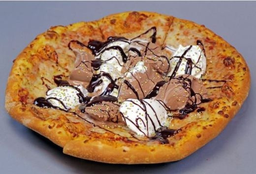 Pizza kem: Vị ngọt của kem kết hợp rất hoàn hảo với vị mằm mặn, beo béo của phô mai và lớp vỏ bánh giòn tan. Nhưng do kem dễ bị chảy nên những thực khách gọi món này phải cố gắng ăn thật nhanh. Ảnh: Internet.