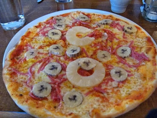 Pizza cà ri chuối của Thụy Điển: Đây được xem là món pizza vô cùng bình thường mà ai cũng thích ăn. Ngoài chuối nấu cà ri, pizza này còn được chế biến kèm với thịt xông khói và phô mai béo. Bạn có dám thử món ca ri vừa cay, vừa ngọt ngọt, lại vừa mặn mà của thịt. Ảnh: Internet.