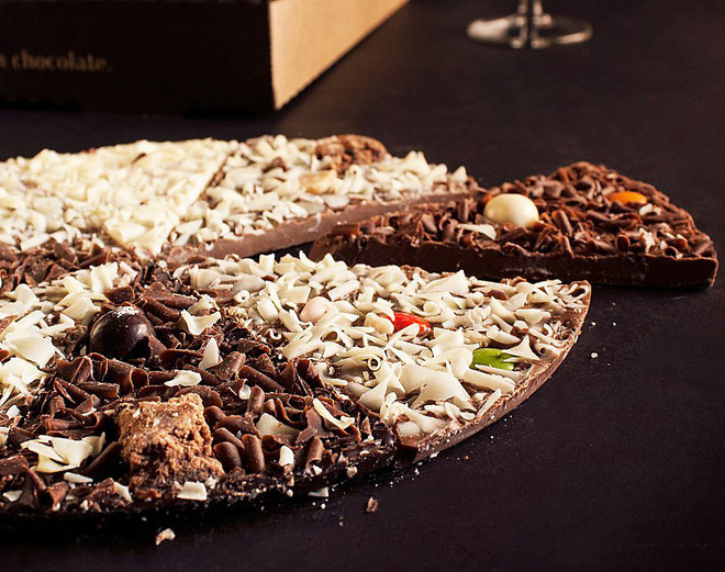Pizza socola (Bỉ): Chiếc bánh pizza đặc biệt này có phần nhân vô cùng ngọt ngào vì nó được làm hoàn toàn từ những viên socola đen, socola trắng và socola kẹo sữa. Còn phần đế bánh lại được làm từ loại socola Bỉ nguyên chất. Ảnh: Wowamazing.