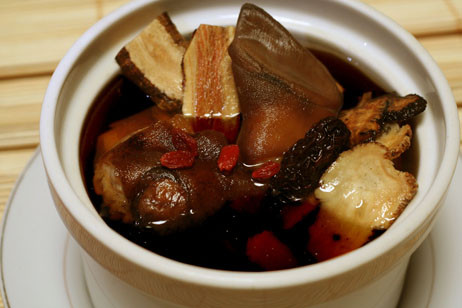 Theo dân gian, muốn có “bản lĩnh” thật sự thì mỗi lần phải ăn hết nguyên bộ được hầm với thuốc Bắc trong đó có nhân sâm, kỷ tử, hoài sơn, đại táo, nhục quế, long nhãn… Đặc biệt, ăn cả cái lẫn nước không để lại bất cứ thứ gì mới có hiệu quả tối đa.