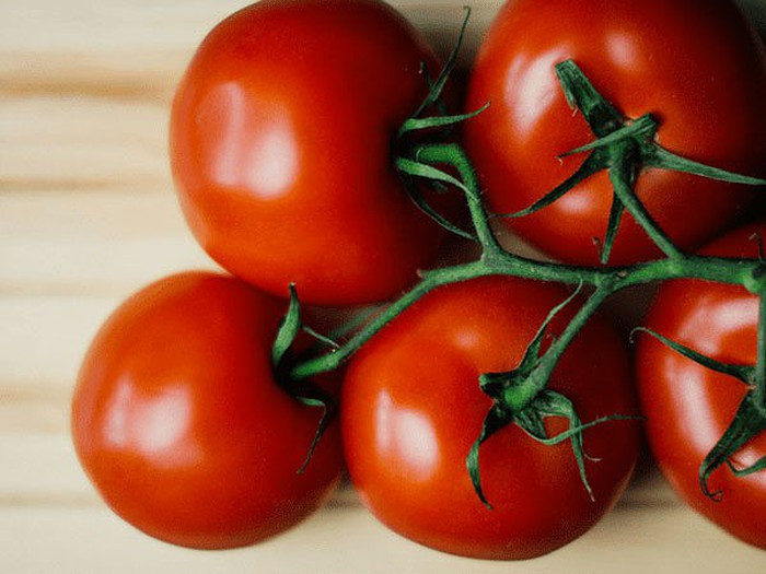 Cà chua anh đào: Cà chua anh đào có hàm lượng lycopene, là chất chống oxy hóa chống lại trầm cảm và bảo vệ não. Bạn có thể sử dụng cà chua anh đào trong món salad để tăng cường tâm trạng của mình.