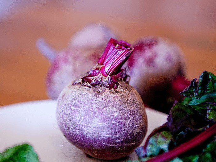 Củ cải đường: Củ cải đường chứa nhiều chất dinh dưỡng như folate, magie và các chất chống oxy hóa khác. Thực phẩm giàu chất sắt này giúp tăng cường tâm trạng của bạn, vì nó bao gồm các chất dẫn truyền thần kinh giải phóng cảm giác hormone tốt trong cơ thể.