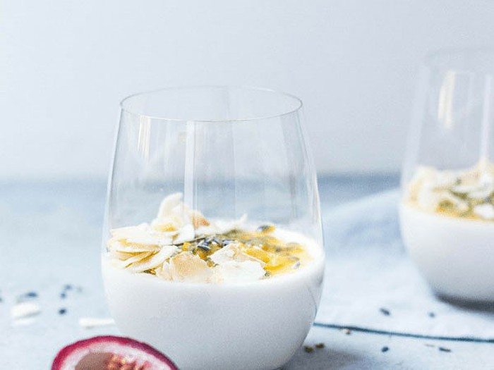 Sữa chua Hy Lạp: Sản phẩm sữa này hoạt động như một loại probiotic tuyệt vời, giàu với canxi. Canxi giải phóng các chất dẫn truyền thần kinh mang đến cảm giác tốt. Hơn nữa, sữa chua Hy Lạp đầy đủ chất béo, và chất béo có trong sữa đông giống như những thuốc kích thích não bộ.