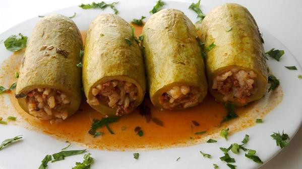 Kousa Mahshi: Đây là món ăn hầu như phổ biến trên khắp Trung Đông chứ không chỉ riêng Qatar. Bí ngòi phổ biến khắp Trung Đông được nhồi đầy thịt cừu và thêm gia vị bạc hà và tỏi sau đó được nướng trong lò trước khi được dùng nóng hổi cùng với sốt kem. 