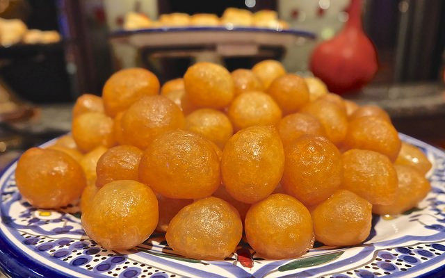 Luquaimat: Là món ăn truyền thống trong ăn chay Ramadan của người Hồi giáo tại Qatar. Món tráng miệng này là một hỗn hợp của bơ, sữa, bột mì, đường, nghệ tây và thảo quả. Được chiên vàng sau đó nhúng trong si rô đường hoặc mật ong. Bánh mềm bên trong và vỏ giòn bên ngoài.