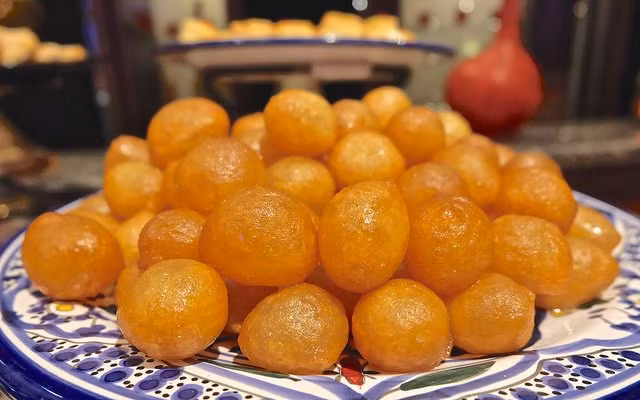 Luquaimat: Là món ăn truyền thống trong ăn chay Ramadan của người Hồi giáo tại Qatar. Món tráng miệng này là một hỗn hợp của bơ, sữa, bột mì, đường, nghệ tây và thảo quả. Được chiên vàng sau đó nhúng trong si rô đường hoặc mật ong. Bánh mềm bên trong và vỏ giòn bên ngoài.