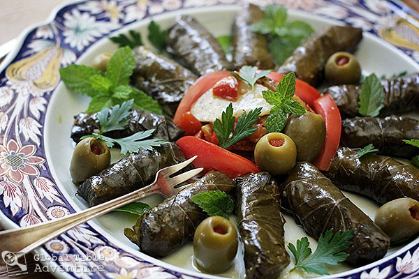 Wareq enab là một món ăn mà Qatar chia sẻ với một quốc gia Ảrập khác là Lebanon. Trong món ăn này, lá nho được cuộn quanh một khối gồm thịt cừu, cơm và gia vị được dùng như một món khai vị hoặc thậm chí là món chính. Ảnh: Internet.