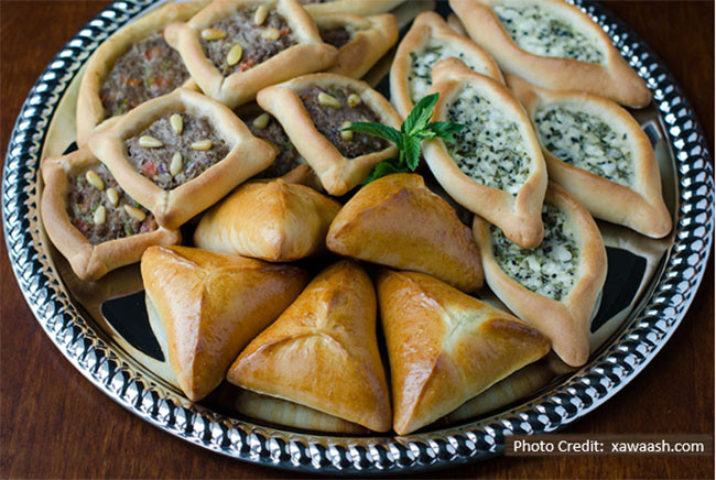 Fatayer: Một món bánh ngọt của người Ả Rập có thể được nhồi với rau bina (sabanekh), hoặc phô mai (jibnah) như Feta hoặc A'kawi.