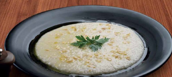 Harees: Giống món cháo ở Việt Nam, Harees được làm từ lúa mì, thịt và bơ. Đây là một món ăn nổi tiếng ở Qatar, đặc biệt thường xuất hiện trong tháng ăn chay Ramanda. Người Qatar thích dùng quế và bạch đậu khấu để trang trí cho món ăn đẹp mắt và ngon miệng hơn.