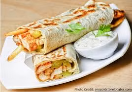 Shawarma: Món ăn này gần giống bánh kẹp, gồm thịt, khoai hoặc một loại củ luộc chính, xắt sợi gói trong miếng bánh nướng và chấm cùng sốt kem.