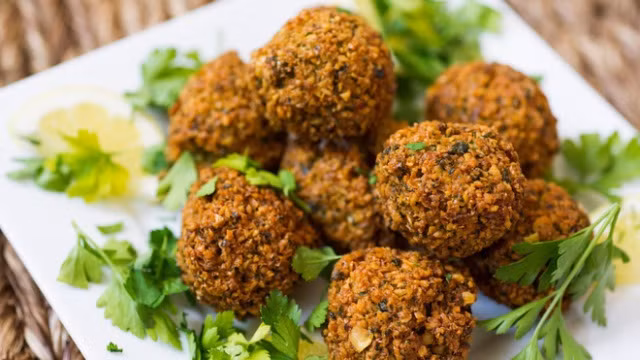 Falafel: Món ăn này được làm từ đậu gà nghiền trộn bột, nắm thành hình quả bóng nhỏ rồi chiên giòn. Falafel là một món ăn Trung Đông truyền thống, thường được ăn kèm cùng bánh mì pita, sốt và rau trộn.