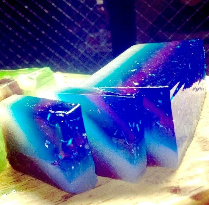 Uiro là chiếc bánh ngọt dẻo dai và đầy màu sắc được làm bằng bột gạo và tạo hương vị bởi các nguyên liệu tự nhiên. Ảnh: BP.