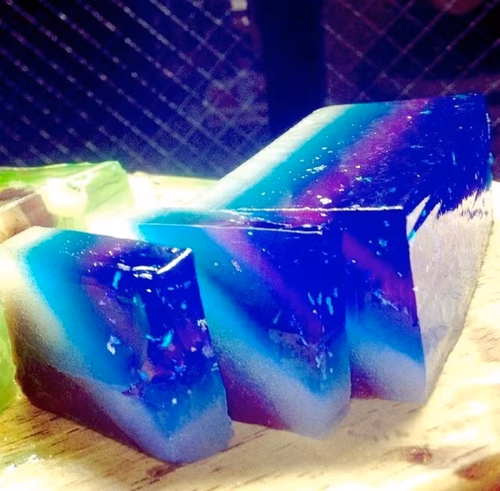 Uiro là chiếc bánh ngọt dẻo dai và đầy màu sắc được làm bằng bột gạo và tạo hương vị bởi các nguyên liệu tự nhiên. Ảnh: BP.