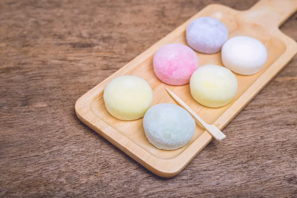 Mochi là loại bánh ngọt Nhật Bản làm từ gạo hạt ngắn giàu gluten được gọi là mochigome. Đây là một món ăn truyền thống ngọt ngào cho năm mới và những ngày vui của mọi người.