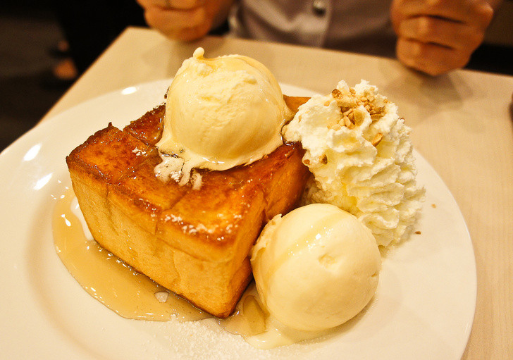 Bánh mì nướng mật ong: Món bánh nướng phủ mật ong caramen với kem, trái cây và kem trên đầu.