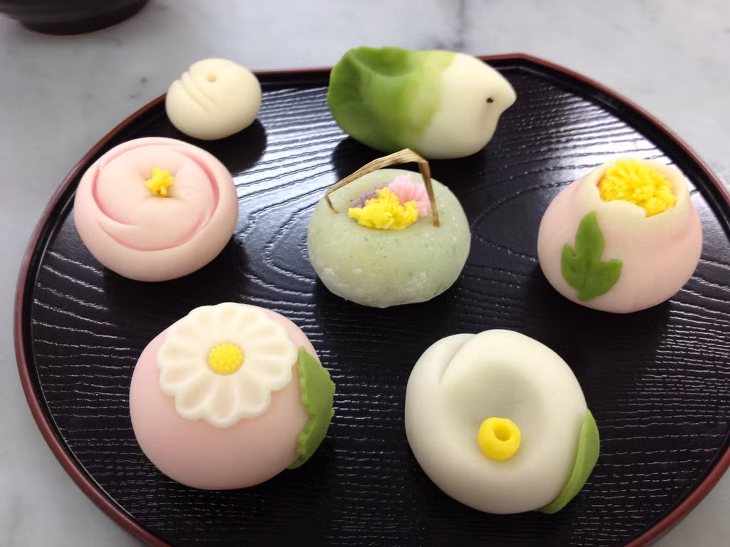 Namagashi là món ăn nhẹ ngon và đẹp mắt thường được sử dụng tại các nghi lễ trà truyền thống. Món bánh này chủ yếu được làm từ các nguyên liệu tự nhiên tươi như thạch trái cây và đậu ngọt.