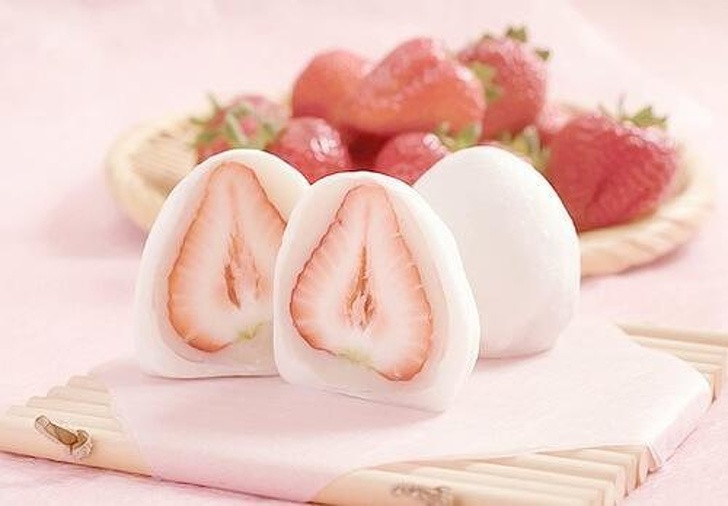 Daifuku: Đây cũng là loại bánh ngọt có viên nếp mochi tròn nhỏ với nhân ngọt, thường là đậu đỏ ngọt xay nhuyễn (anko), hoặc các loại trái cây nhưng phổ biến nhất là dâu tây.