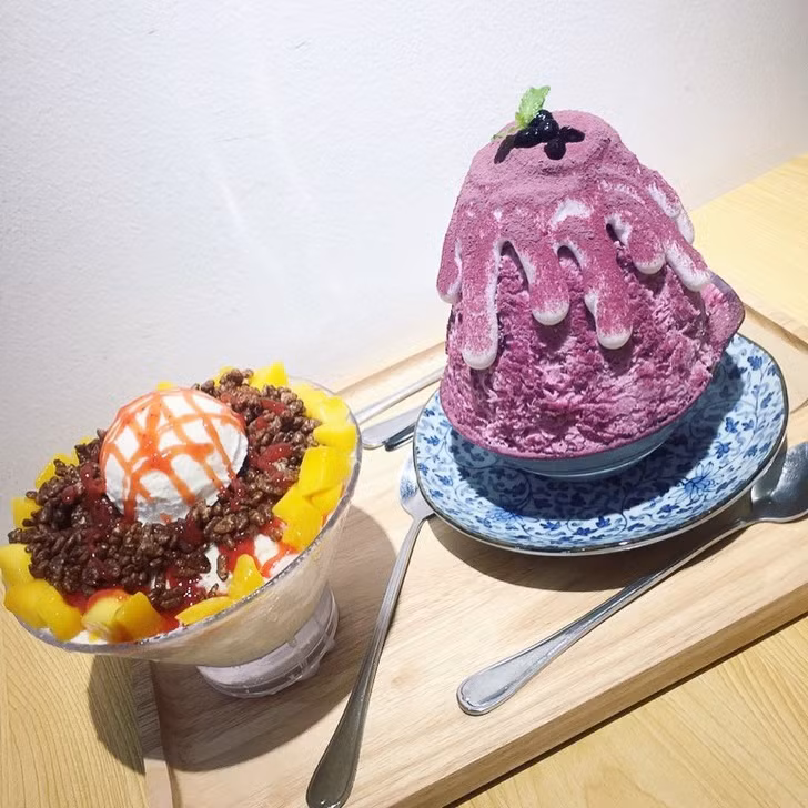 Kakigori là món kem tuyết nhiều hương vị khác nhau. Nó thường được làm ngọt với sữa đặc, nhưng cũng có thể được làm từ sữa tươi.