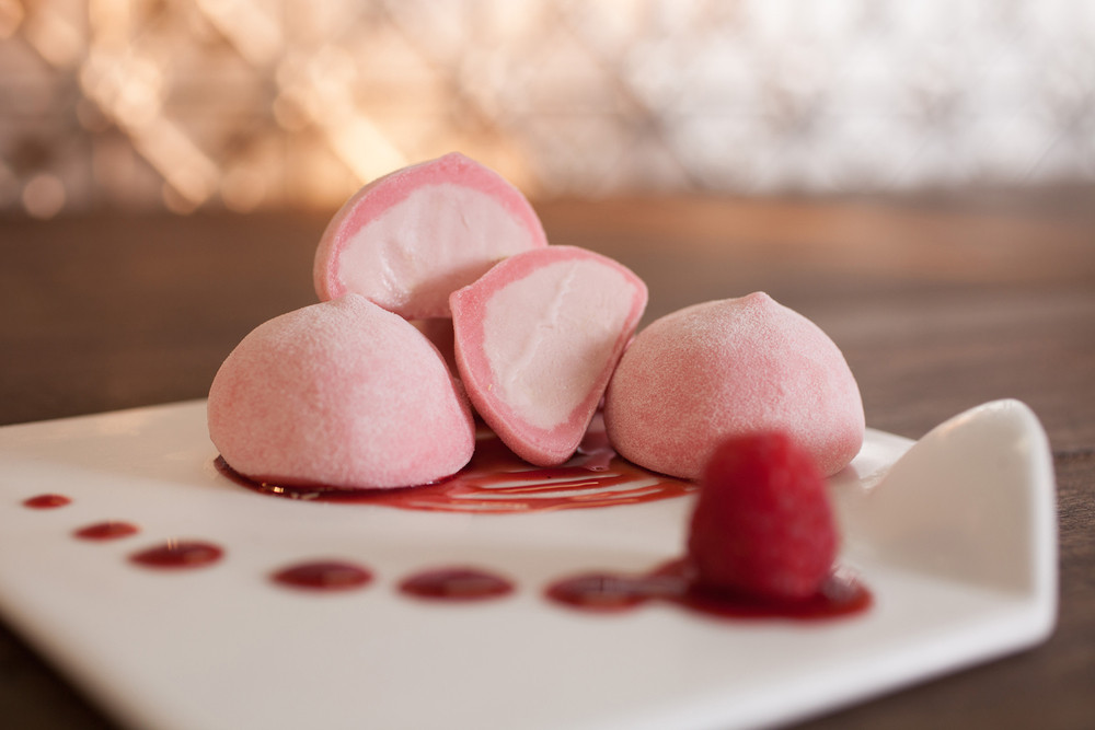 Kem Mochi rất thích hợp cho những người yêu thích kem nhưng cũng thích hương vị mochi. Viên kem được bao phủ trong một lớp mochi và sau đó phủi tinh bột ngô.