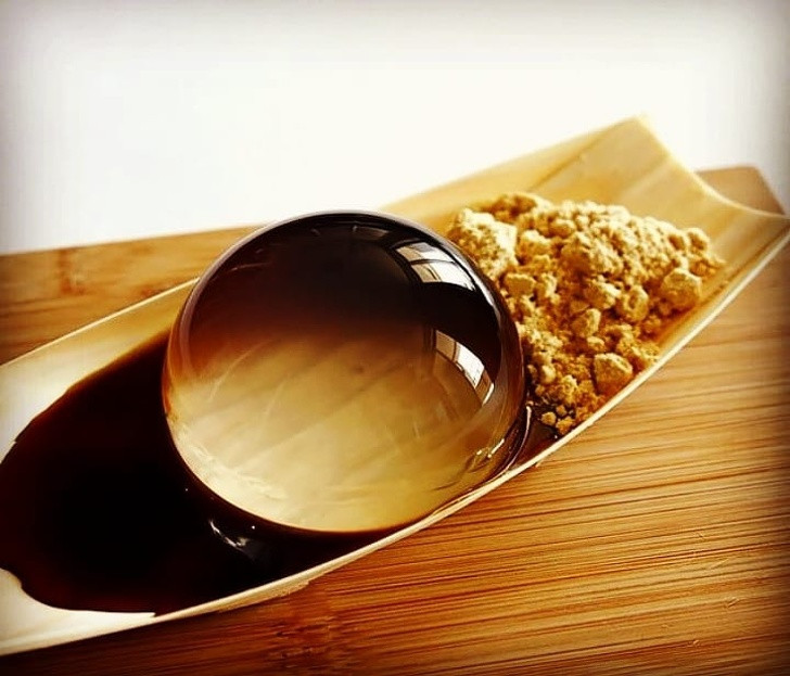 Bánh giọt nước hay Mizu Shingen Mochi là một món tráng miệng trong suốt cần được ăn trong vòng 30 phút, nếu không, nó sẽ biến mất. Món bánh ngọt này được làm từ nước, đường, bột agar-agar, mật ong và đậu phộng rang.