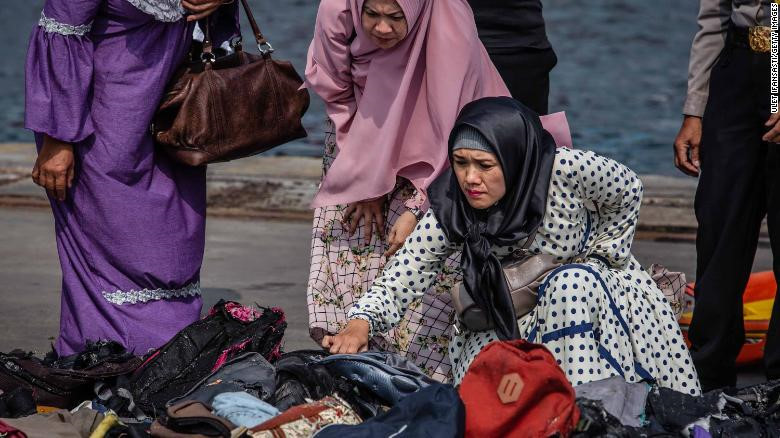 Bà Nunik Hesti, 53 tuổi, thậm chí còn không biết con trai mình, Wahyu Aldilla, có mặt trên chuyến bay từ Jakarta trở về nhà ở Pangkal Pinang. Bà Hesti nói rằng khi đang nấu ăn thì nhận được điện thoại từ người con trai thứ nói rằng có chuyện không may xảy ra với Aldilla. Ảnh: Getty.