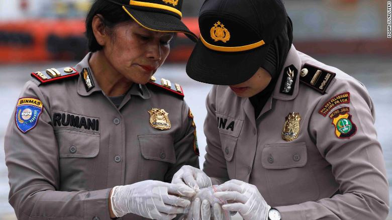 Bà Hesti được người nhà hộ tống đến Trung tâm Khủng Hoảng của hãng Lion Air để gửi mẫu ADN từ bàn chải đánh răng, lược và quần áo của con trai Aldilla cho các điều tra viên phân tích. Bà nói với CNN rằng hãng Lion Air cung cấp chỗ ở và thức ăn cho người nhà nạn nhân đang chờ đợi kết quả điều tra. Tuy nhiên bà vẫn phải cập nhật thêm tin tức từ điện thoại di động hoặc TV. Ảnh: Reuters.