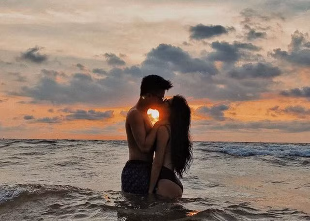 Đầu năm 2017, Quỳnh Anh Shyn gây chú ý khi chia sẻ ảnh “khóa môi” bạn trai tại biển Phú Quốc. Không công khai danh tính "nửa còn lại", song qua những hình ảnh lãng mạn được cô nàng chia sẻ trên Instagram, bạn trai mới của Quỳnh Anh Shyn được nhận xét điển trai.