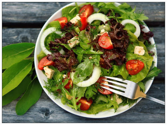 Giống như protein, hãy đảm bảo rằng bạn ăn đủ chất xơ như rau lá xanh trong dịp tết. Chất xơ có thể đẩy các tế bào mỡ ra khỏi cơ thể qua chất thải đường ruột và giúp bạn duy trì cân nặng ổn định.