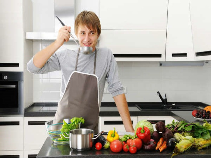 Việc nếm thử thức ăn trong khi nấu nướng cũng có thể gây tăng cân. Do vậy, bạn chỉ nên nếm thức ăn một lần với số lượng nhỏ để tránh tăng cân.