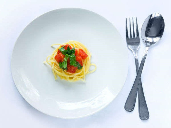 Trong những bữa tiệc năm mới, chúng ta thường chuẩn bị nhiều món ngon và giàu calo như gà quay, giò chả, bánh kẹo… Cách tốt nhất để tránh tăng cân dịp tết là bạn nên ăn những phần rất nhỏ.