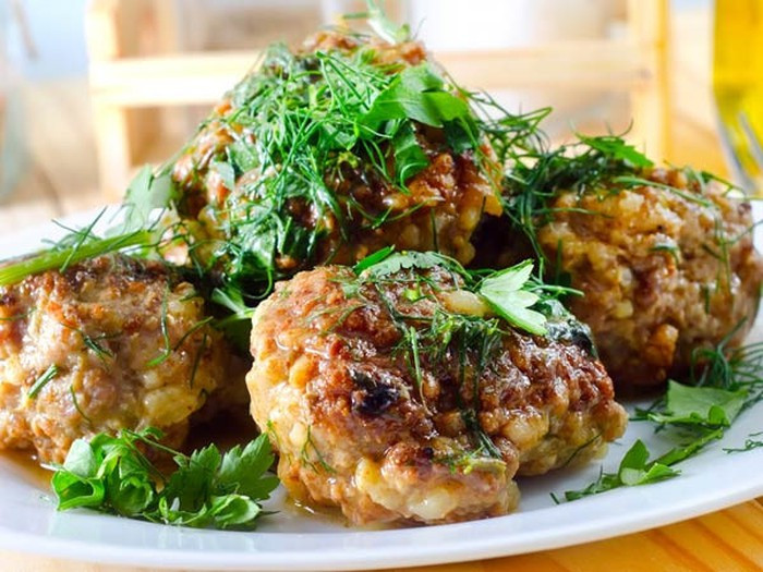 Có nhiều cách khác để bạn duy trì vận động và đốt cháy calo nhiều hơn dịp tết như vào bếp nấu nướng, dọn dẹp sau bữa tiệc gia đình, không ngồi quá lâu… Ảnh: Boldsky.