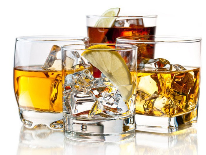 Nếu không muốn tăng cân, chúng ta nên hạn chế uống rượu và tránh trộn rượu với nước giải khát.