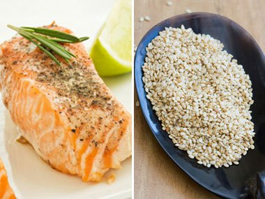 Cá hồi và vừng giúp giảm triệu chứng tiền kinh nguyệt: Theo nghiên cứu, phụ nữ có lượng vitamin D và canxi cao có thể giảm các triệu chứng hội chứng tiền kinh nguyệt (PMS) từ 30 - 40%. Chỉ cần 85gr cá hồi cũng để cung cấp đủ lượng vitamin D cần thiết mỗi ngày cho bạn. Ngoài ra, bạn có thể kết hợp bổ sung canxi từ sữa và các loại thực phẩm khác như hạt mè, hạnh nhân, rau là xanh đậm…