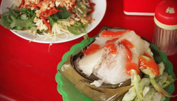 Loại bánh này thường xuất hiện ở vỉa hè, ngõ nhỏ hay ở trong những quán bình dân nhưng vô cùng hút khách vào những buổi trưa, chiều... Hà Nội. Ảnh: Foody.