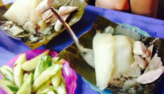 Bánh giò nóng: Thưởng thức bánh giò nóng hổi với giò, chả, dưa chuột muối chua đầy ú ụ, ăn kèm xốt tương ớt cay cay ngọt ngọt trong tiết trời lạnh thế này thì còn gì đã bằng. Ảnh: Foody.